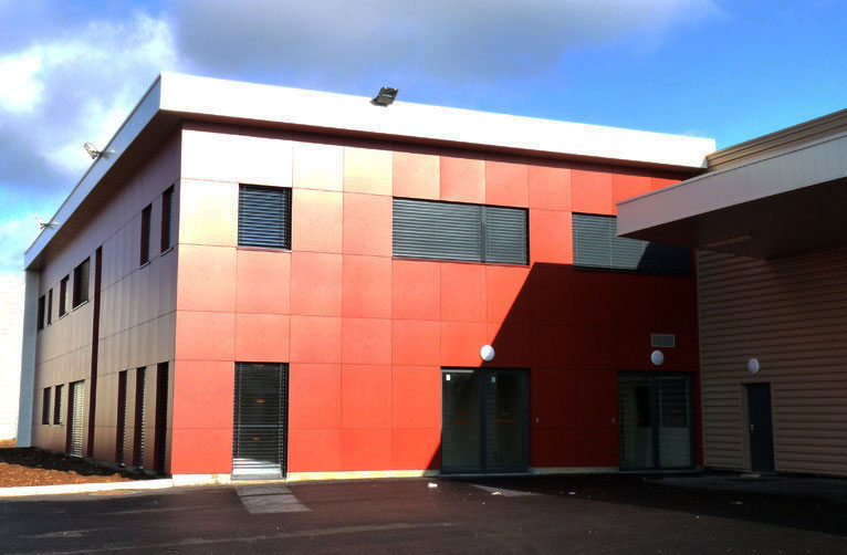 Building clad with plastic panels