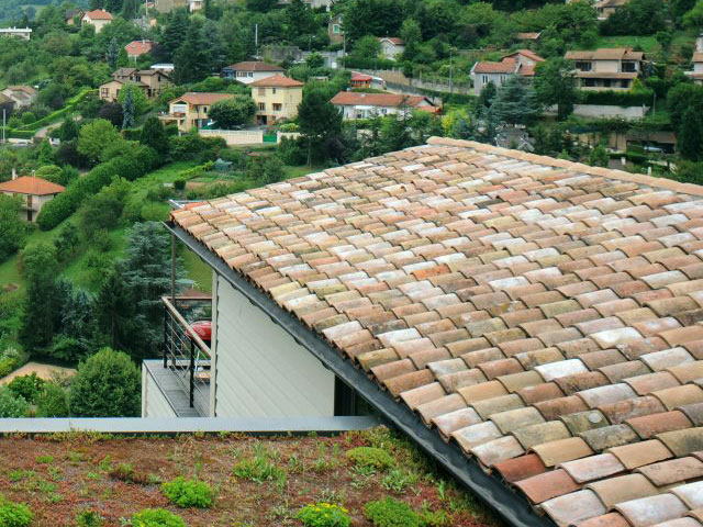 Two-panel roof covered with tiles